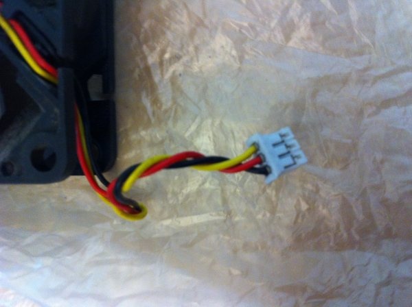 Connector van fan uit Chieftec SNT-3141