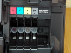 inktstation van voren met aansluitpunten zichtbaar
