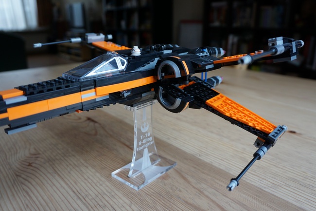 Poe's X-Wing op standaard 2 Poe's X-Wing op standaard 2