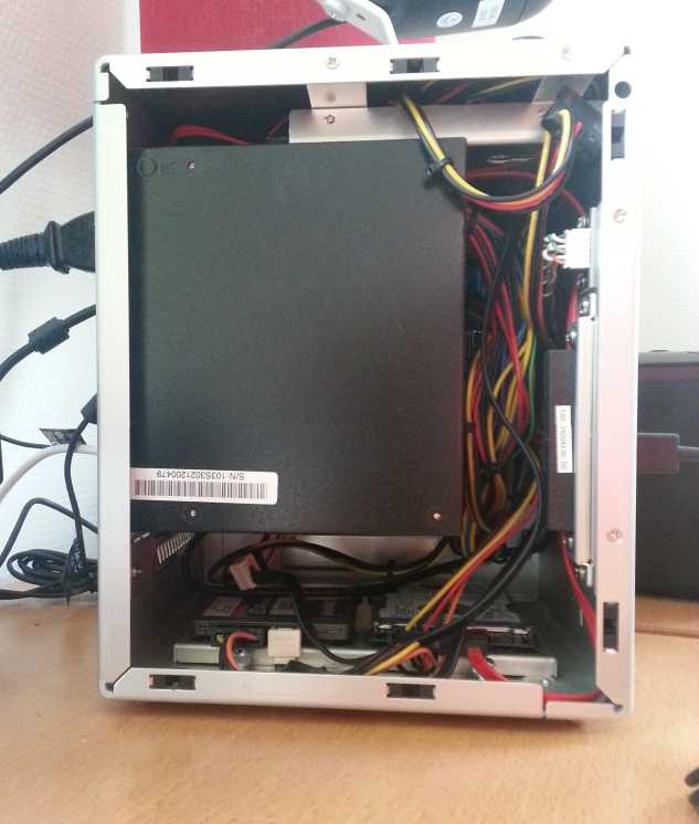 Zijaanzicht van mijn PC met alles ingebouwd Zijaanzicht van mijn PC met alles ingebouwd