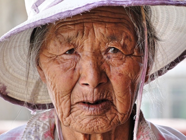 Oude dame in Lhasa, Tibet Oude dame in Lhasa, Tibet