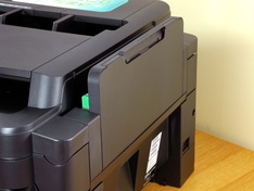 Multifunctionele papiertoevoer dichtgeklapt