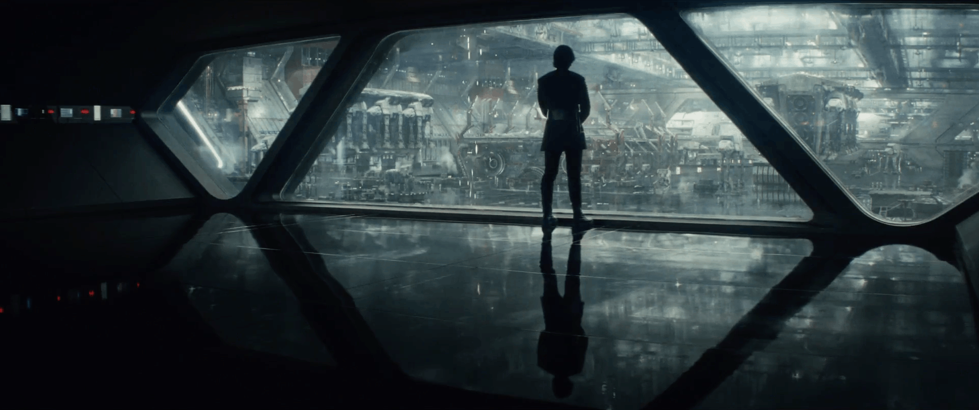 We beginnen met een shot van Kylo voor het raam van een First Order hangar, gevuld met walkers en kl