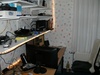 24" scherm van achteren gezien, desktop onder tafel en stoel met schapenvacht (en sinas)
