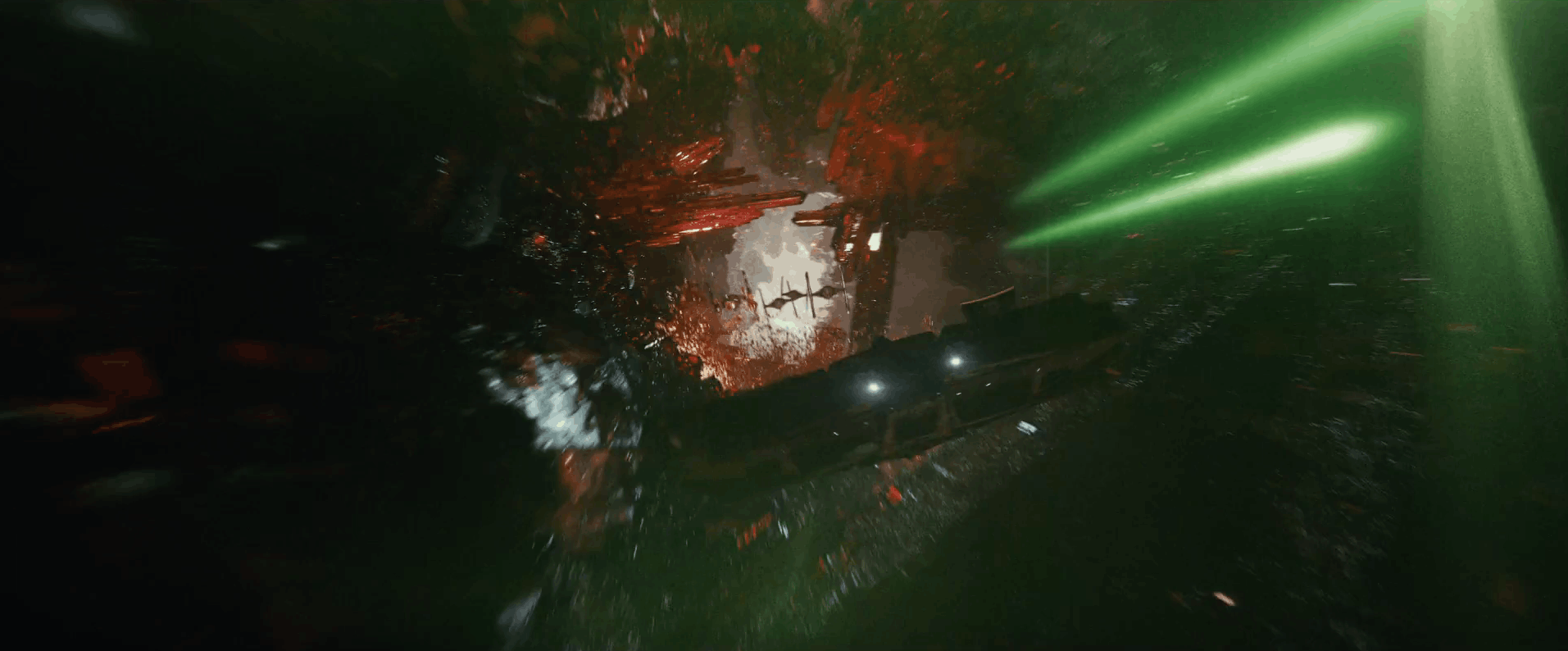 Na de “This Christmas” card zien we in een prachtig shot de Millennium Falcon door een g