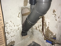 Gat muur buitenkant WC