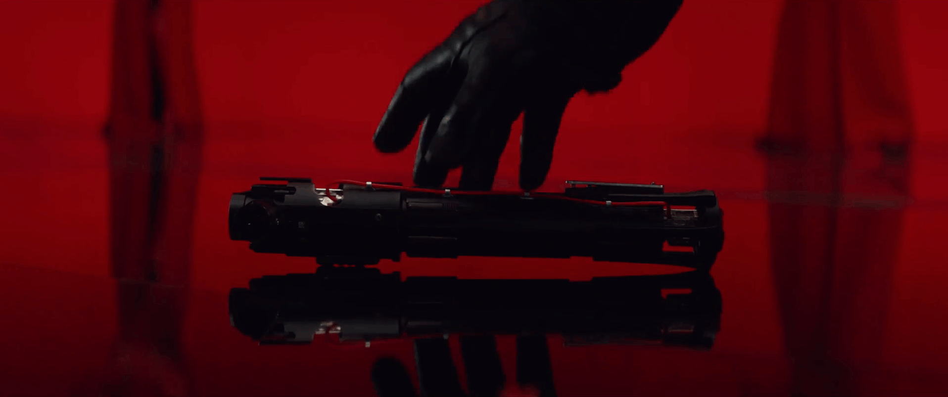 Dan een shot van Kylo die zijn lightsaber oppakt, dit alles met een voice over van Supreme Leader Sn