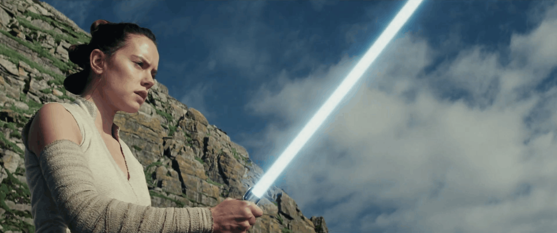 Vervolgens komt Rey in beeld als ze haar lightsaber aan zet. Wat de vraag opwekt of Snoke het over K
