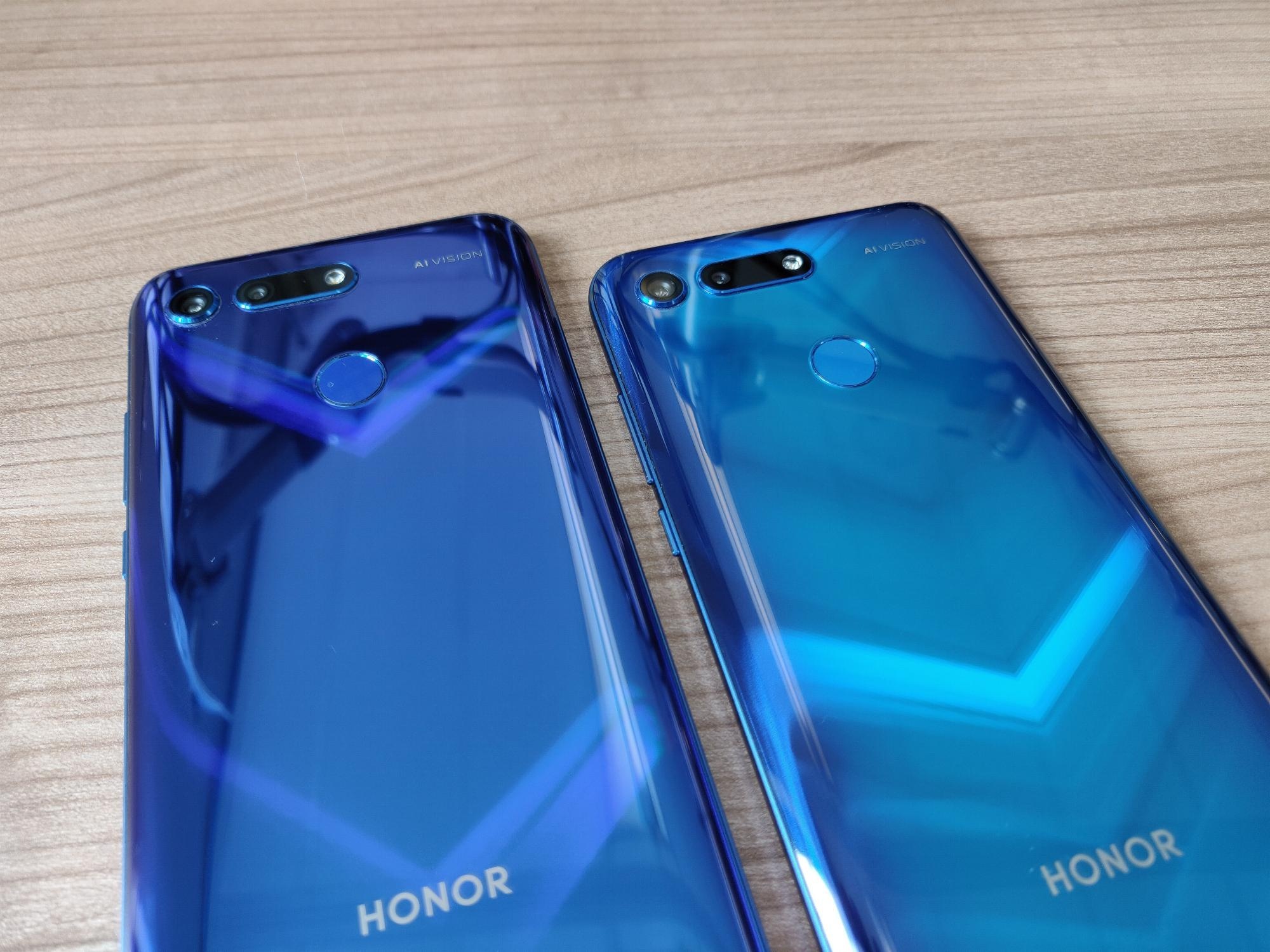 Honor View 20 Sapphire Blue vs Phantom Blue (Moschino Edition)