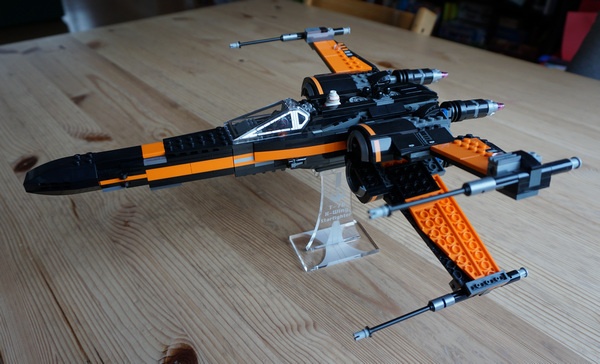 Poe's X-Wing op standaard 1 Poe's X-Wing op standaard 1