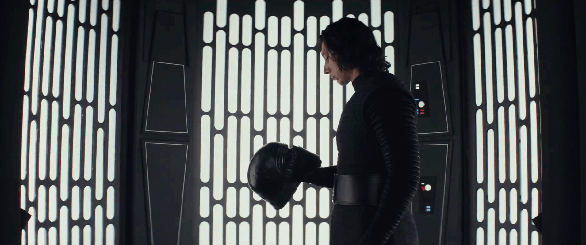 Vervolgens zien we Kylo in een scene die een echo is van de beroemde Hamlet scene met Yorick’