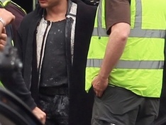Alden op de set. Met gedeeltelijk zichtbaar costuum.