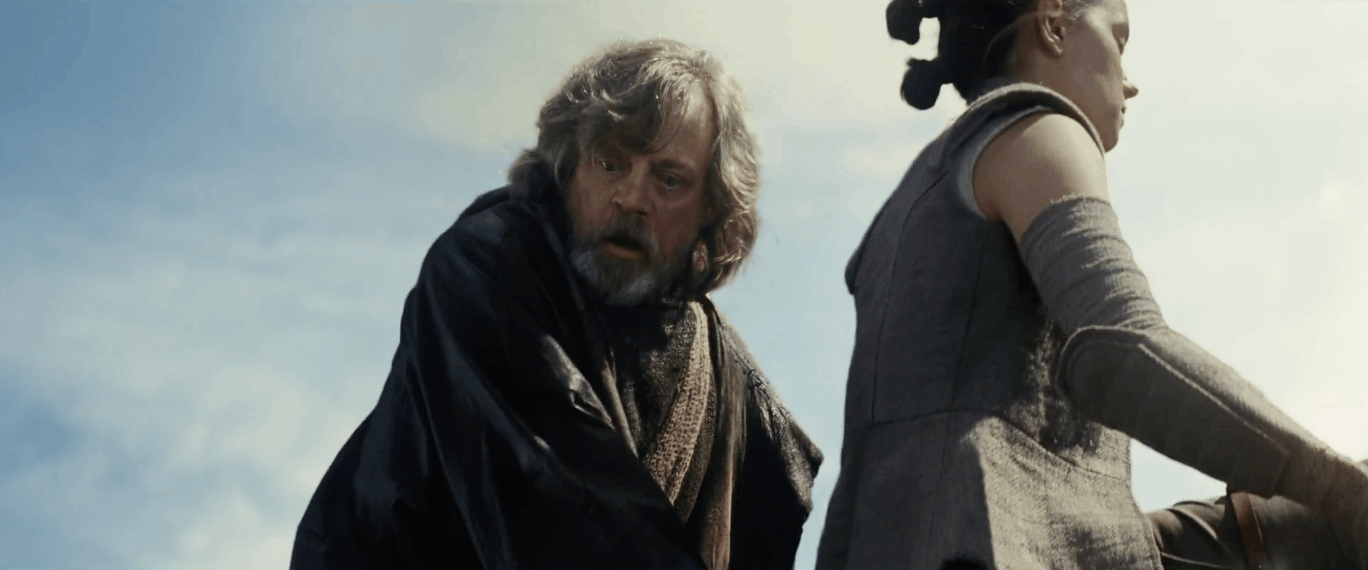 Hier het vervolg van een shot dat we in de teaser trailer zagen, Rey zit op de rotsen, en laat in ha