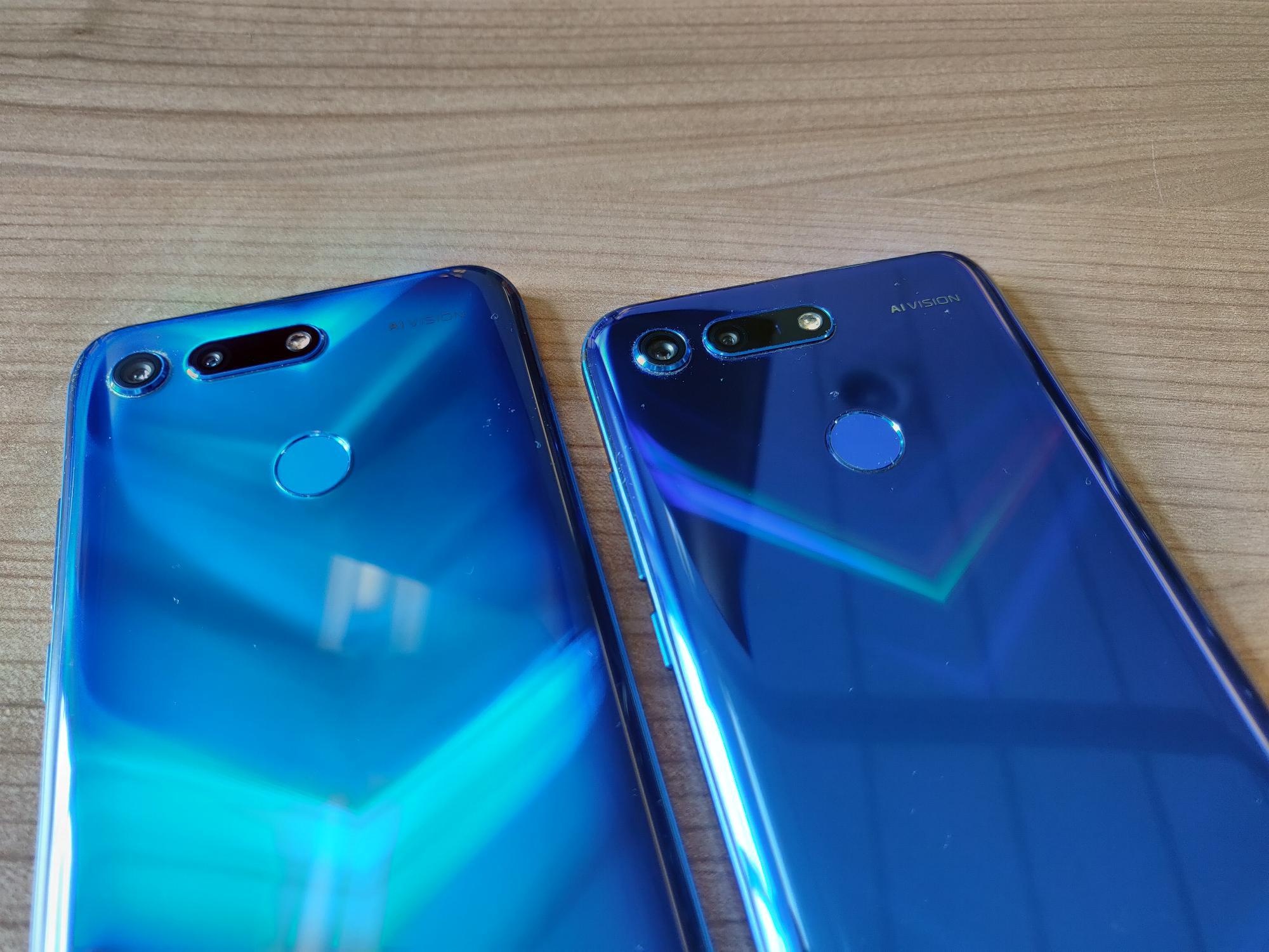 Honor View 20 Phantom Blue (Moschino Edition) vs Sapphire Blue