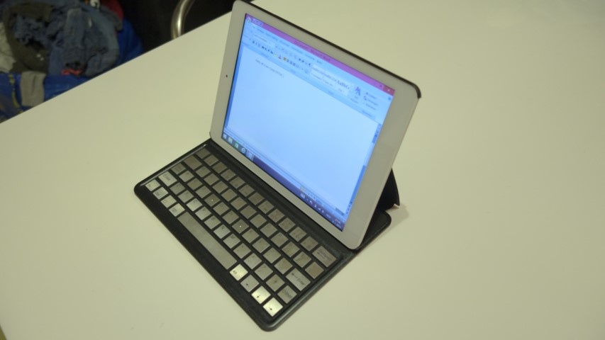 Onda V975w in keyboard case open Onda V975w in keyboard case open