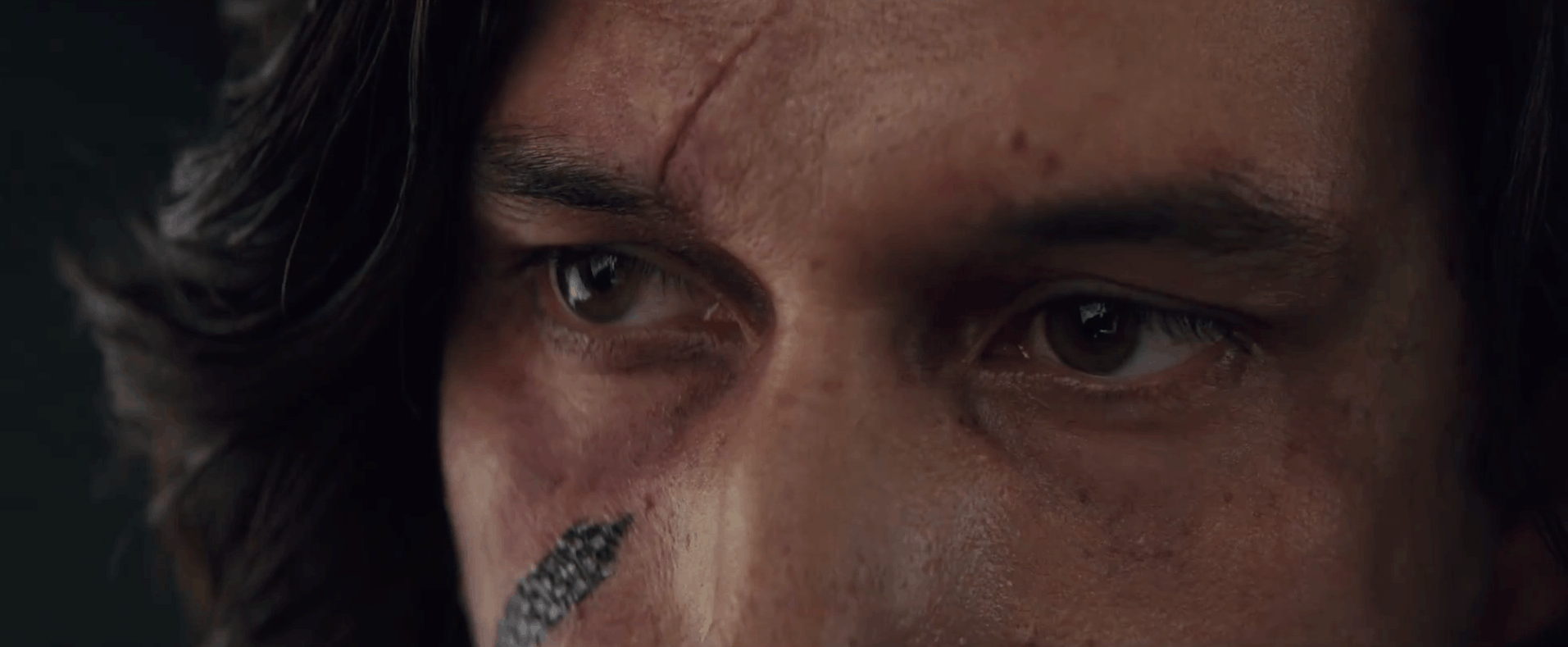 Dan krijgen we een close-up van Kylo’s gezicht, waar we zien dat eengedeelte van zijn wond bed