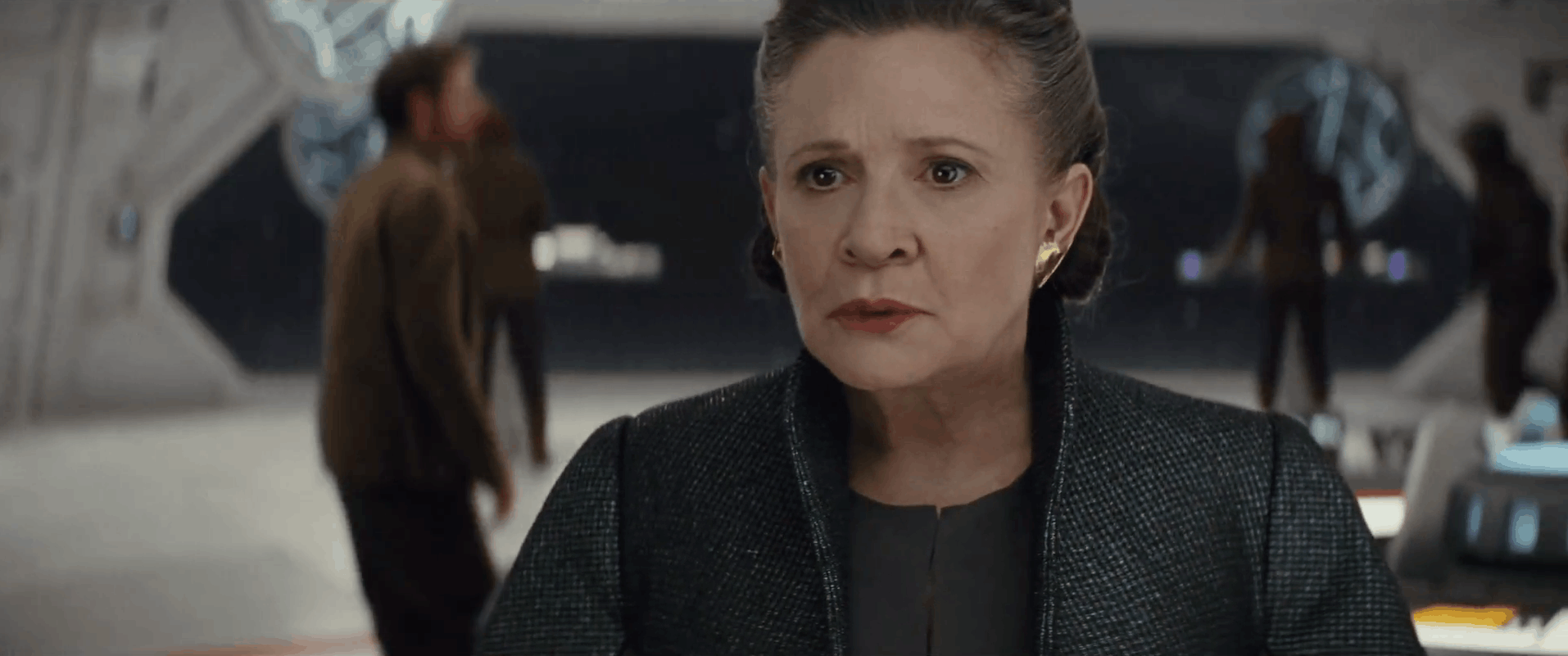 We zien Leia bezorgd kijken terwijl Kylo in de Voice over door gaat op zijn eerdere punt, dat je het