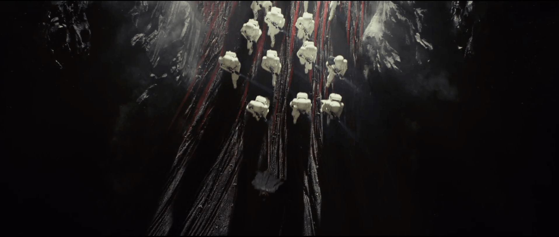 hier loopt Kylo op Crait een grot binnen, of wellicht een kleinere ingang van de Resistance basis, g