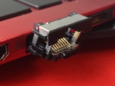 Een RJ45-poort die uit de ultrabook klapt