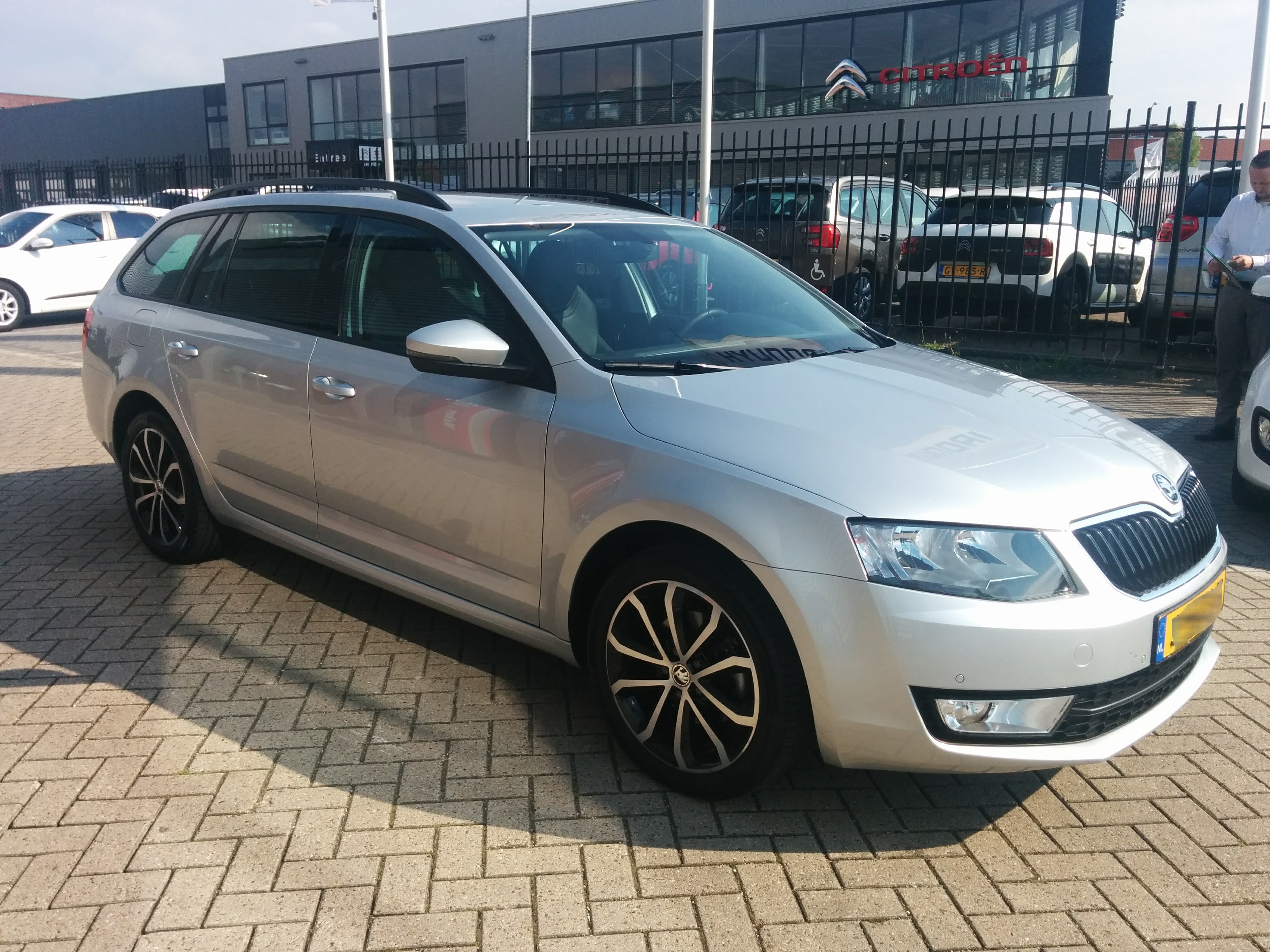 Skoda bij dealer Skoda bij dealer