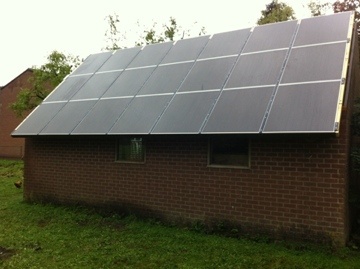 En ook de oostzijde is nu gevuld met 3 x 7 = 21 Bosch A-110 dunnefilm zonnepanelen.