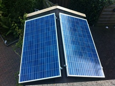dak tuinschuur met 2 zonnepanelen