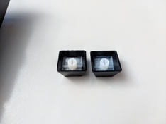 Keycap MeToo rechts, Battletron links Keycap MeToo rechts, Battletron links