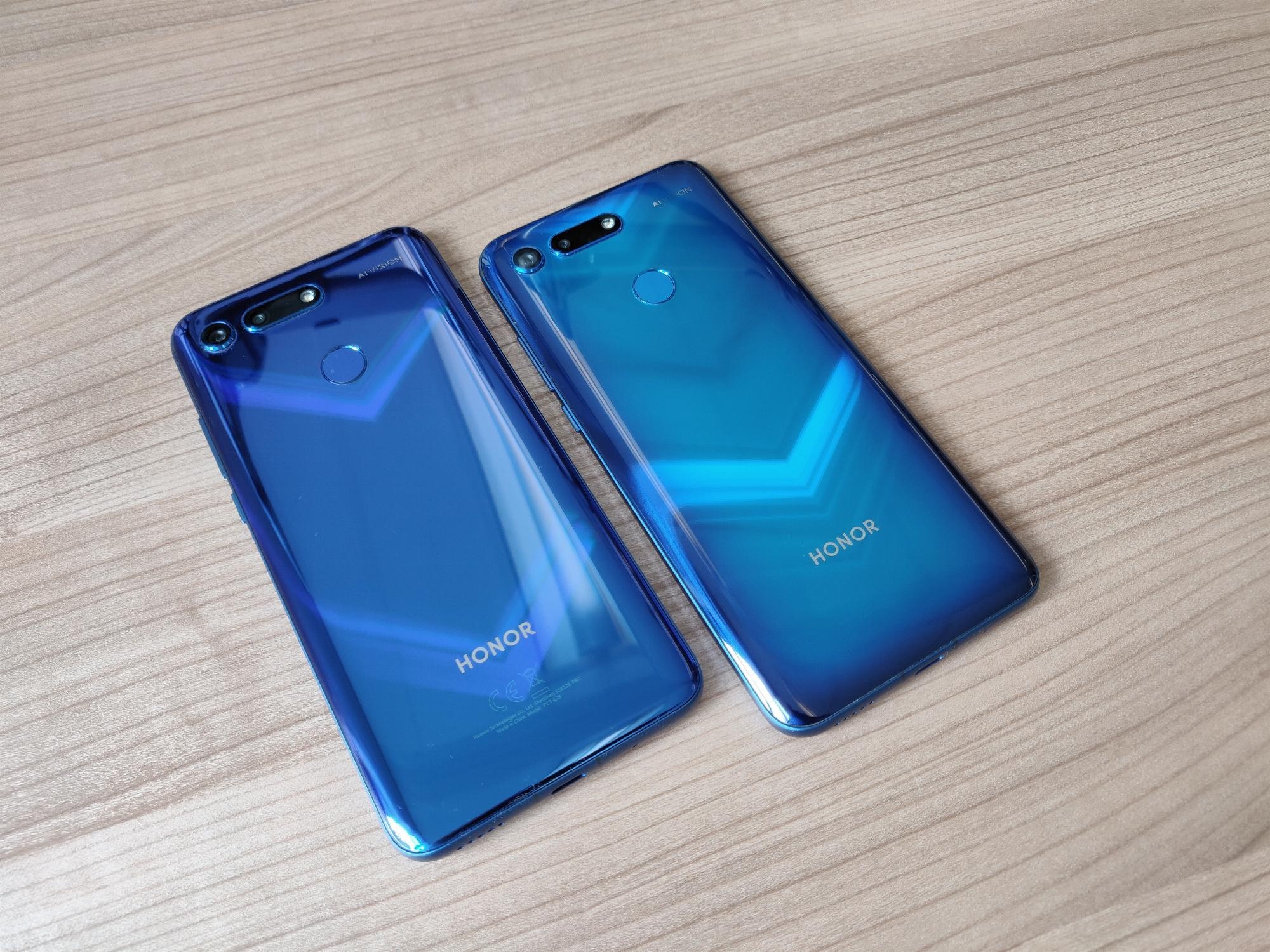Honor View 20 Sapphire Blue vs Phantom Blue (Moschino Edition)