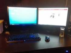 Razer Blackwidow X en Mambo Tournament met sneaky Tweakers op achtergrond Razer Blackwidow X en Mambo Tournament met sneaky Tweakers op achtergrond