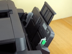 Multifunctionele papiertoevoer klepextensie in stand 1