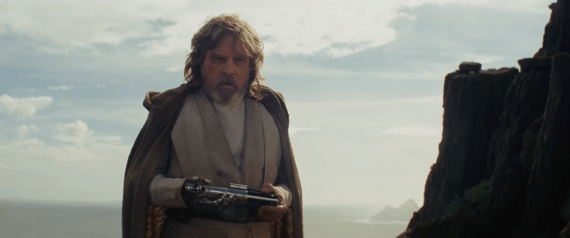 Na de Lucasfilm Title card en een aantal shots van het eiland op Ahch-To zien we Luke het lightsaber