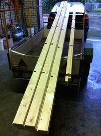 Aanhanger beladen met houten balken