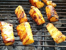 Gegrilde ananas met stroop en kaneel
