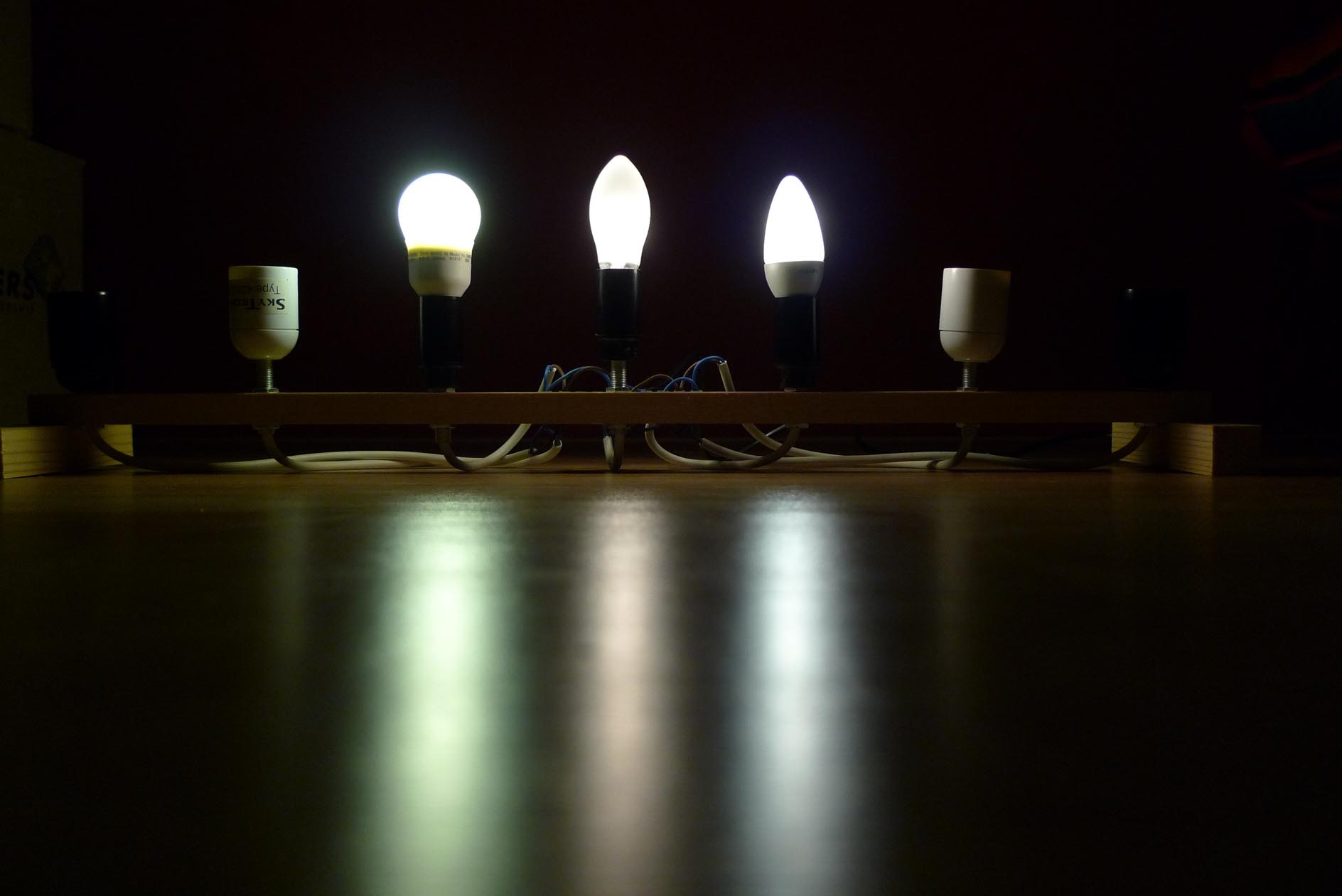 De E14 lampen aan