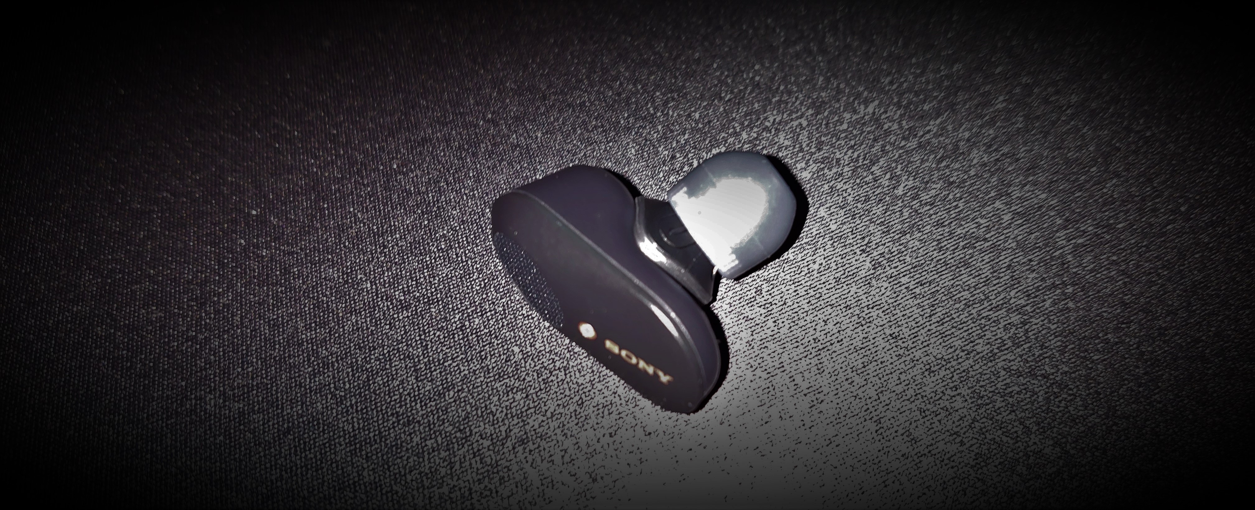 12. Earbud Single