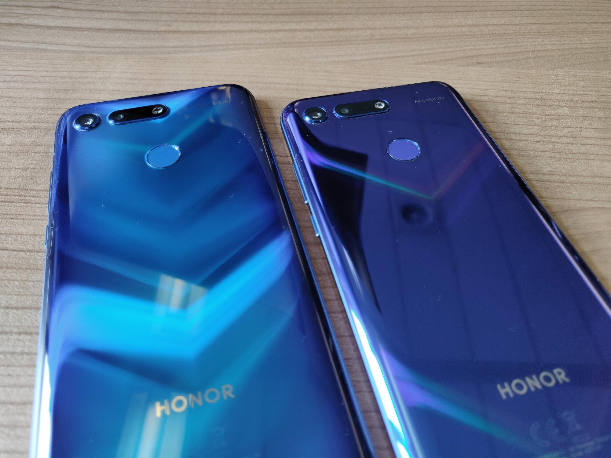 Honor View 20 Phantom Blue (Moschino Edition) vs Sapphire Blue