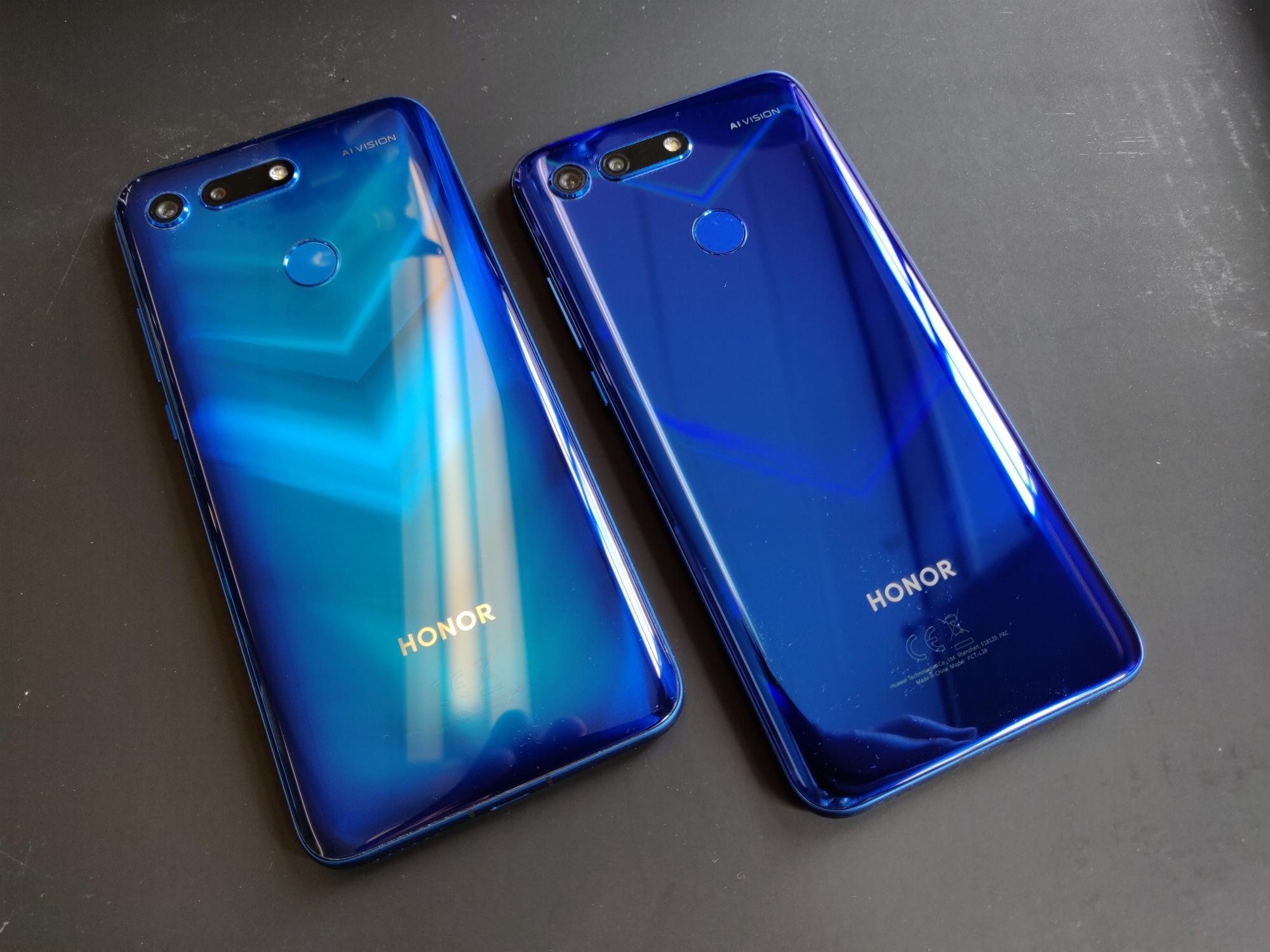 Honor View 20 Phantom Blue (Moschino Edition) vs Sapphire Blue
