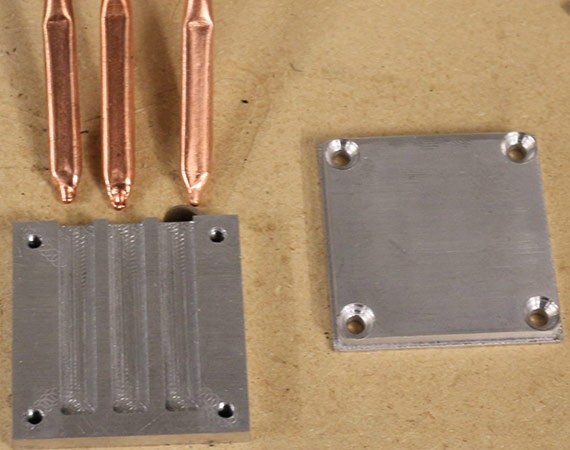 detail van CPU block met groeven voor de heatpipes