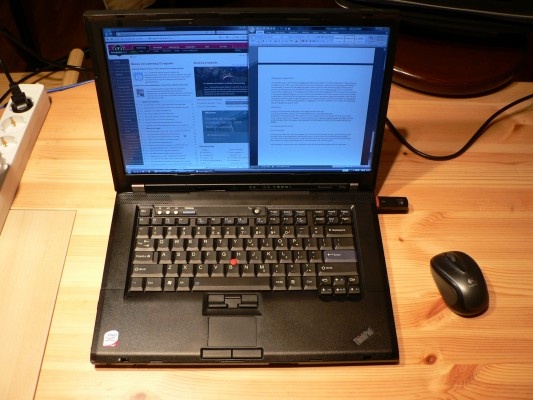 Muis naast laptop