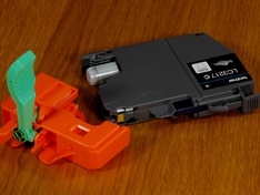 print cartridge met ontgrendelde afsluitbracket