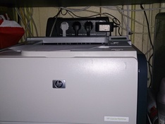 Achter de printer een APC UPS