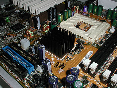 Asus P4T moederbord - closeup