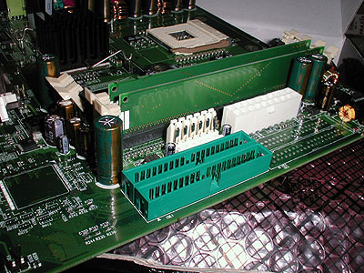 Abit TH7-II moederbord (close-up)