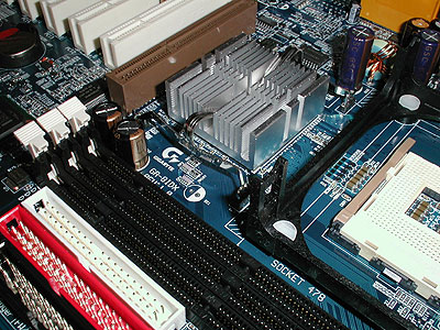 GigaByte GA-8IDX moederbord (close-up)
