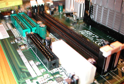 Abit BD7-RAID DIMM sloten close-up