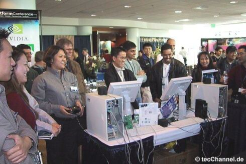 Conferentiebezoekers van AMD, Intel, nVidia en VIA, vermaken zich gezamelijk met de game Dead or Alive 3