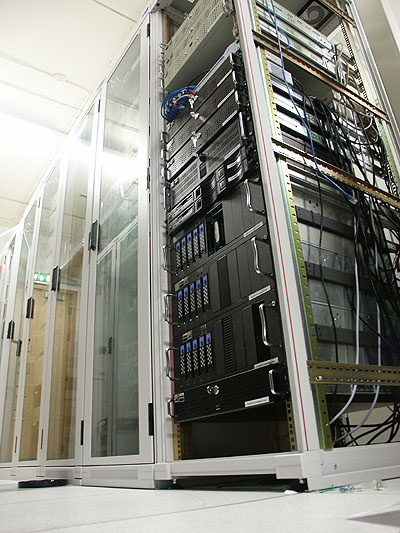 Mega serverupgrade 31-08-2002: nieuwe rack opstelling