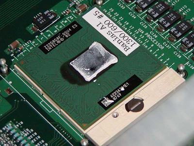 Intel Banias processor naakt en in volle glorie
