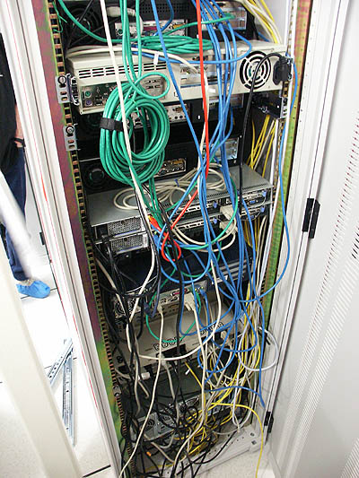Server upgrades 31 aug: rack bekabeling in oude staat
