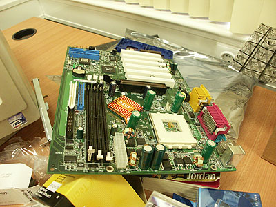 Server upgrades 31 aug: Afgedankte MSI plank